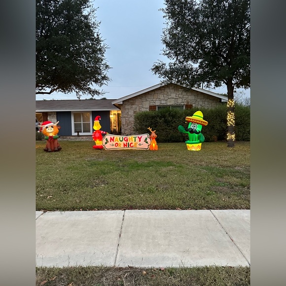 OPEN TRAY AT $5.00  NO THEME BRING IN EVERYTHING /ANYTHING LETS  IT CLEAN OUT - Picture 8 of 8